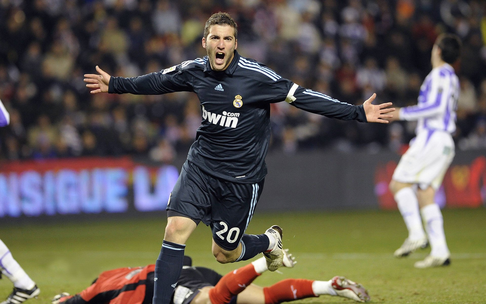 C罗迎来二十赛季出色发挥，西班牙队观众热烈欢呼！引发球迷热议