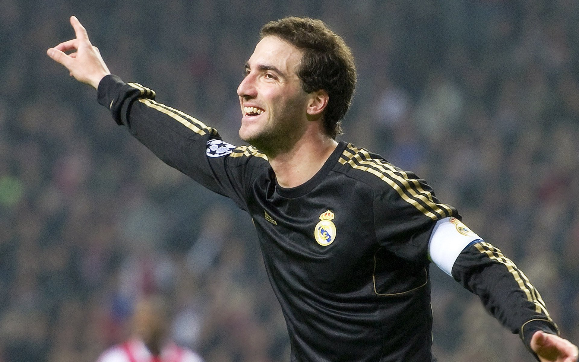 C罗迎来二十赛季出色发挥，西班牙队观众热烈欢呼！引发球迷热议