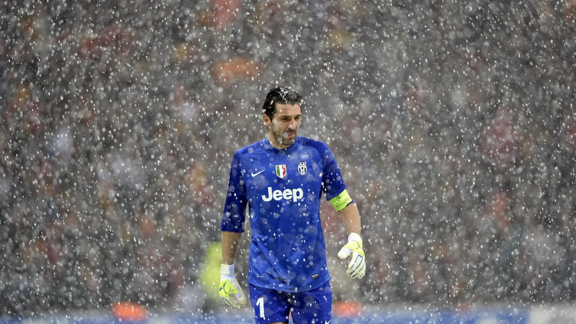 莱万多夫斯基在MAD比赛中领先优势明显，晋级下一阶段引发热议！观众掌声雷动