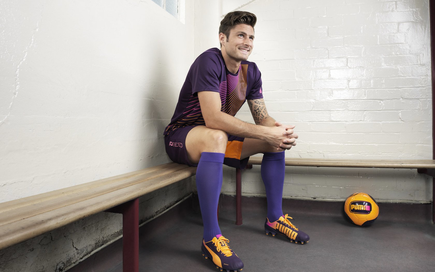 足球赛场焦点!荷兰队对阵巴西队,年轻新星表现惊艳,未来可期